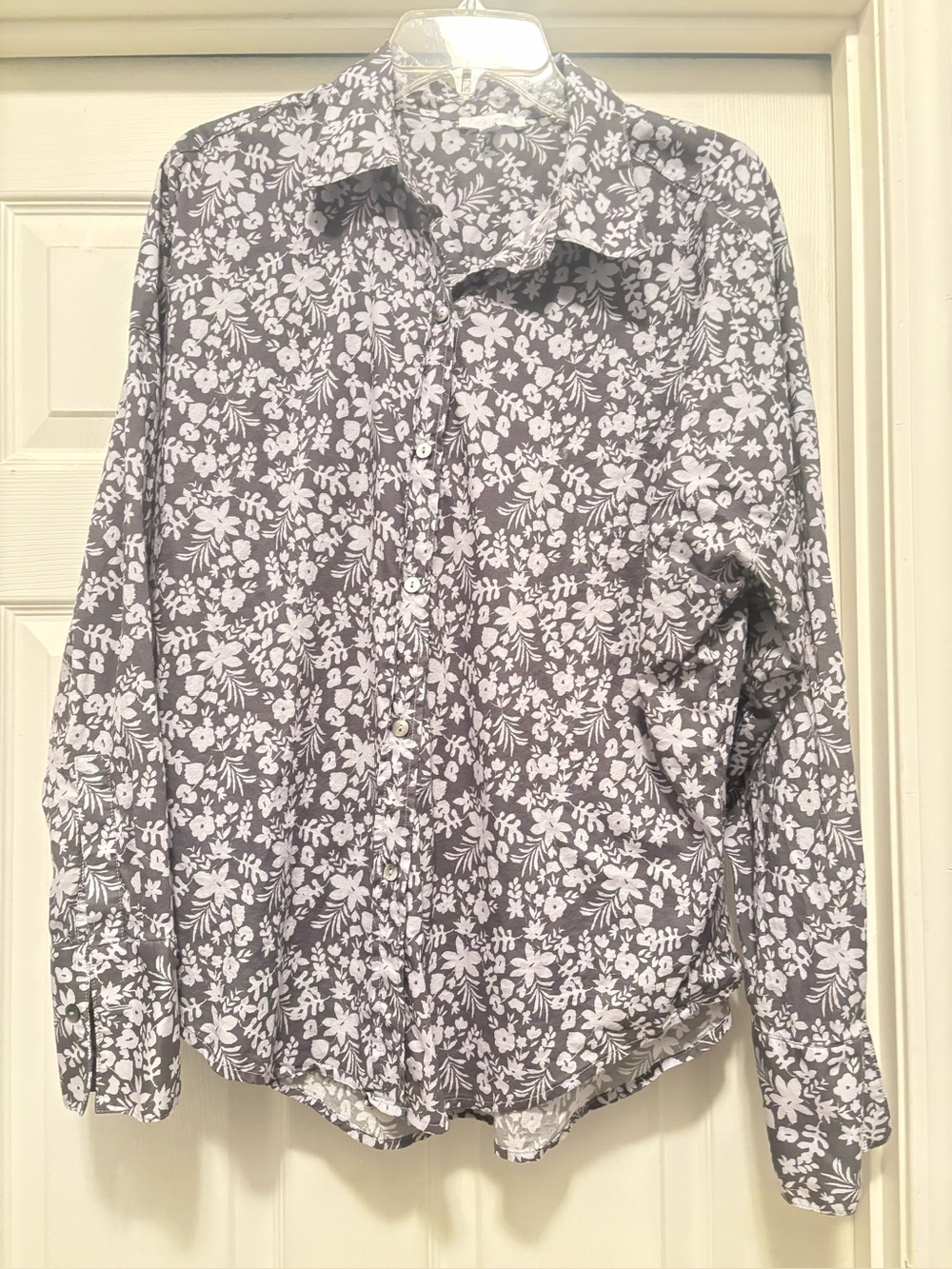 CALME BY JOHNNY WAS relaxed fit button front blouse. Pretty gray&white. Sz  M